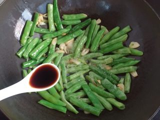 11、干煸四季豆,加入一汤匙生抽