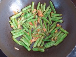 12、干煸四季豆,翻炒均匀后继续铺平,直到四季豆像图片里这种程度即可出锅了