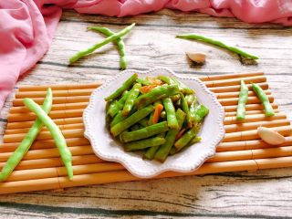 13、干煸四季豆,出锅装盘即可食用。