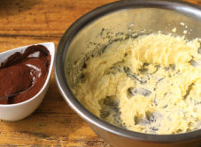 4、榛果巧克力蛋糕,软化好的黄油加入30克白糖，打发。黑巧克力隔热水化开