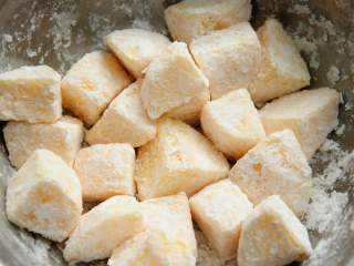 3、拔丝苹果 百分百成功 附炒糖过程最详细图解 适合各种拔丝菜品,给苹果挂糊有两种办法：一是把淀粉先加水搅拌成淀粉糊，稀稠度要能在苹果块表面挂住，但是这个稀稠度的把握有难度；另外还可以给苹果表面打湿（用喷壶喷几下或是水冲一下再沥差不多干），打湿之后直接往苹果上撒淀粉，裹匀后效果一样。