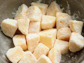 4、拔丝苹果 百分百成功 附炒糖过程最详细图解 适合各种拔丝菜品,裹好淀粉的苹果块静置几分钟，待淀粉在表面附着结实就可以准备炸制了。