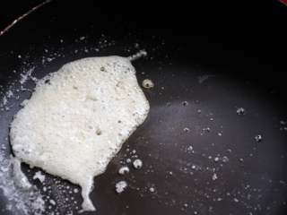 10、拔丝苹果 百分百成功 附炒糖过程最详细图解 适合各种拔丝菜品,继续加热，会发现大泡开始变少，糖液开始稍微变色，这个时候颜色不仔细看还看不出来。