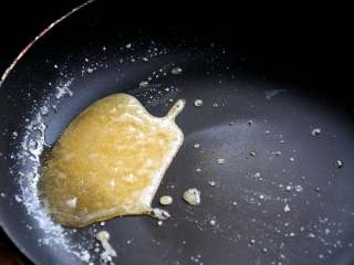 12、拔丝苹果 百分百成功 附炒糖过程最详细图解 适合各种拔丝菜品,如果再多加热那么几秒钟，糖液就会变成琥珀色，这个时候的状态称为琉璃态。由于拔丝态和琉璃态就差这么几秒钟时间，就把这两种状态当成一个了，裹匀原料出锅趁热吃，就是拔丝菜；如果裹匀糖稀放凉后，原料外面会形成一层琥珀色的糖壳，这时候就变成了琉璃菜，如琉璃丸子。