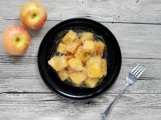 17、拔丝苹果 百分百成功 附炒糖过程最详细图解 适合各种拔丝菜品,盛盘就可以上桌开吃了，锅里还剩下一点点糖液，就用筷子蘸着拔丝态的糖液甩了些细丝在苹果上面做装饰。