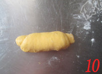 10、胡萝卜葱面包,卷成卷状。