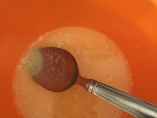 1、咖啡慕斯冻饼,黄油隔热水融化