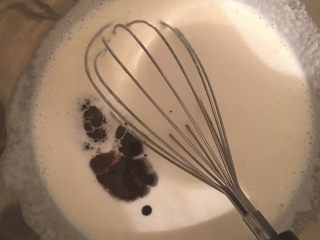 10、咖啡慕斯冻饼,再倒入冲泡后的咖啡