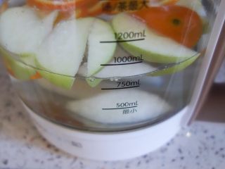 6、缤纷水果花茶,苹果、梨全部放入养生壶内+800ml水