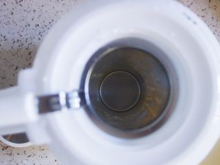 7、缤纷水果花茶,	放入茶虑