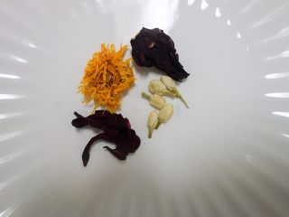 8、缤纷水果花茶,玫瑰茄、菊花、茉莉花放入养生壶茶虑内