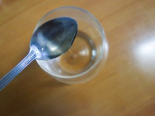 11、缤纷水果花茶,提前准备好一个杯子放入适量蜂蜜