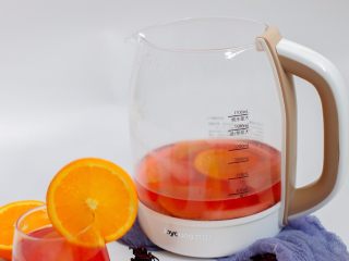 12、缤纷水果花茶,	水果花茶稍晾凉倒入杯子搅拌均匀并适当装饰即可