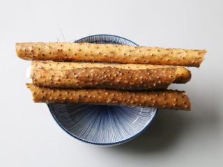 1、山药月饼,山药洗净备用。