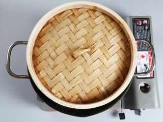 2、山药月饼,放入蒸屉蒸熟，大约需要30分钟。