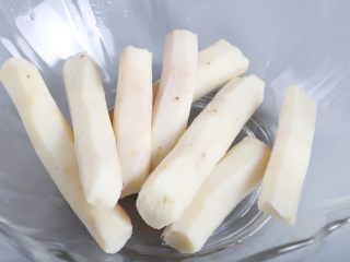 4、山药月饼,全部去皮待用。