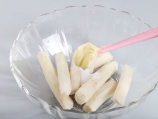 6、山药月饼,加入黄油。