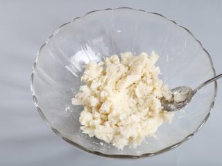 7、山药月饼,用勺子压碎，搅拌均匀。