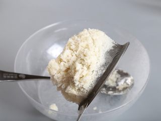 8、山药月饼,用筛子将压碎的山药过筛。