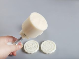 11、山药月饼,底部压实压平，尽量不要留空隙。