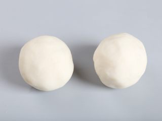9、山药月饼,过筛后的山药团成小团，大小根据自己使用的月饼模具调整。