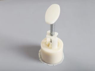 12、山药月饼,用力向下压实后，将压好的月饼推出模具。