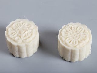 13、山药月饼,月饼表面形成漂亮的花纹即可。
