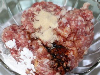 1、儿童餐之营养多彩豆,肉末加入酱油、鸡粉、玉米淀粉、油、老抽