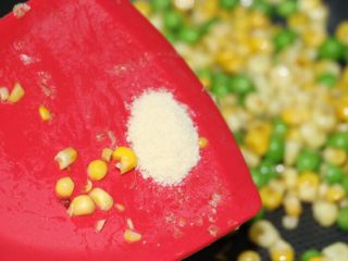 9、儿童餐之营养多彩豆,放入鸡粉、盐翻炒均匀