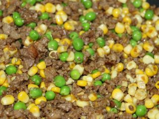 11、儿童餐之营养多彩豆,转大火，一起快速翻炒二分钟即可