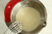 6、纯牛奶冰淇淋,搅拌后的混合物看起来有很多明显的气泡