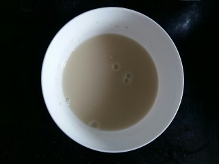 7、玉米面发糕,酵母用半碗温水化开。