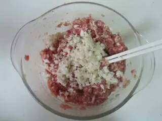 1、四喜丸子,加入适量的荸荠末， 顺着刚才的方向搅动