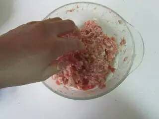 2、四喜丸子,再接着用手摔打上劲好备用