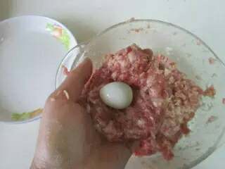 3、四喜丸子,旁边配碗水，取出一肉团，中间放入一个煮熟的鹌鹑蛋，包好