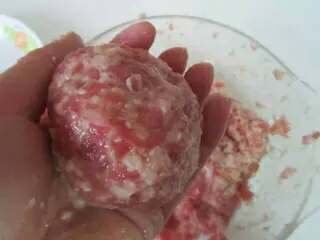 4、四喜丸子,左手倒到右手， 不停地转来转去， 中间如果有点粘， 可以用手粘点水， 直至成团光滑的圆子