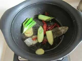 7、四喜丸子,锅中放少许油，下入葱姜、八角、桂皮、香叶煸炒