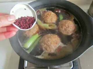 9、四喜丸子,再加入适量的开水， 生抽、料酒和少许红曲米