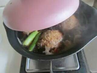 10、四喜丸子,大火煮开， 加盖， 转为小火， 煮上三十分钟