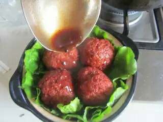 14、四喜丸子,将芡汁浇淋在丸子上