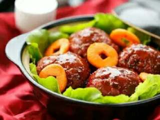 15、四喜丸子,最后放上些做成铜钱状的红萝卜点缀。