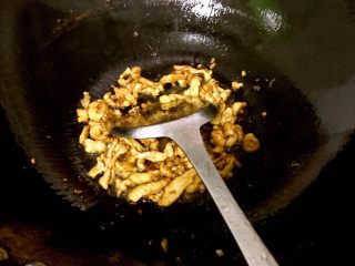 8、意大利面原来可以这样做，简单、营养、美味,热锅冷油，加入鸡肉炒八九成熟。