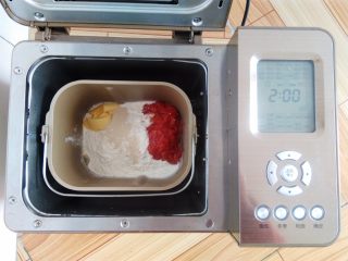 2、番茄咸肉面包, 主配方中所有的材料放入面包桶中，酵母放面粉上，黄油和番茄肉各放一角，因为用的纯番茄肉水份比较大，配方中没有水或者牛奶，启动面包机，和面28