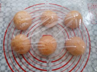 6、番茄咸肉面包, 取出面团轻轻排气，平均分成6份，滚圆，盖上保鲜膜静置10分钟