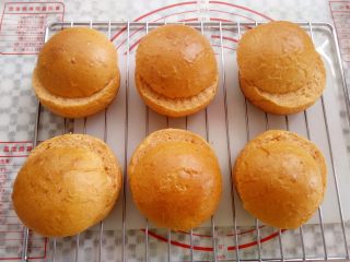 11、番茄咸肉面包,取出放凉，面包顶部向下1.5cm位置切开