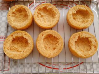 12、番茄咸肉面包, 面包挖空中间，底部不要挖坏