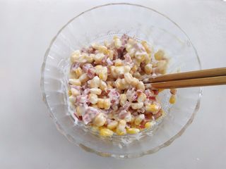 15、番茄咸肉面包,玉米粒，腊肉丁加入沙拉酱混合