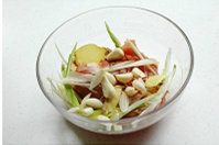 2、乳香烤鸡腿,将姜、蒜切片，和白糖、盐、胡椒粉一起放入去好骨的琵琶腿里。