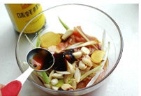 5、乳香烤鸡腿,倒入蚝油。