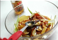 7、乳香烤鸡腿,倒入香油。